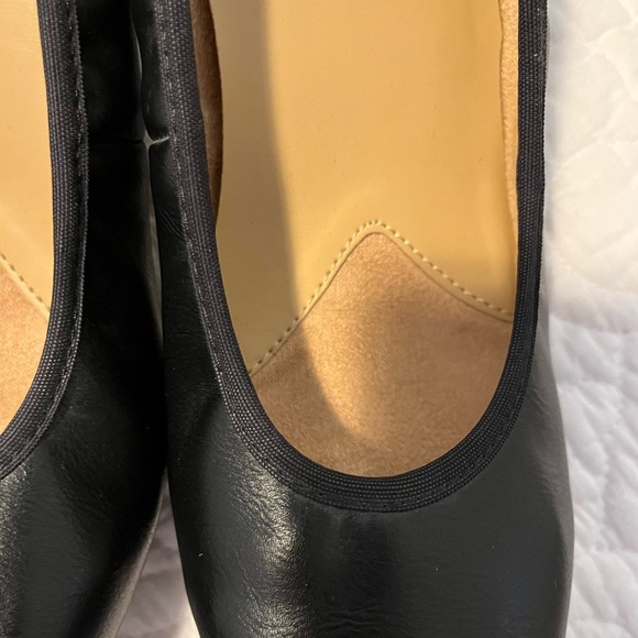 Naturalizer Black 2 1/2 inch heels Minimalist Design EUC - Picture 5 of 6